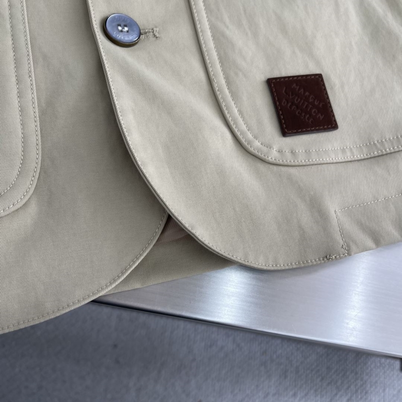 l0vis Vvtt0n outwear